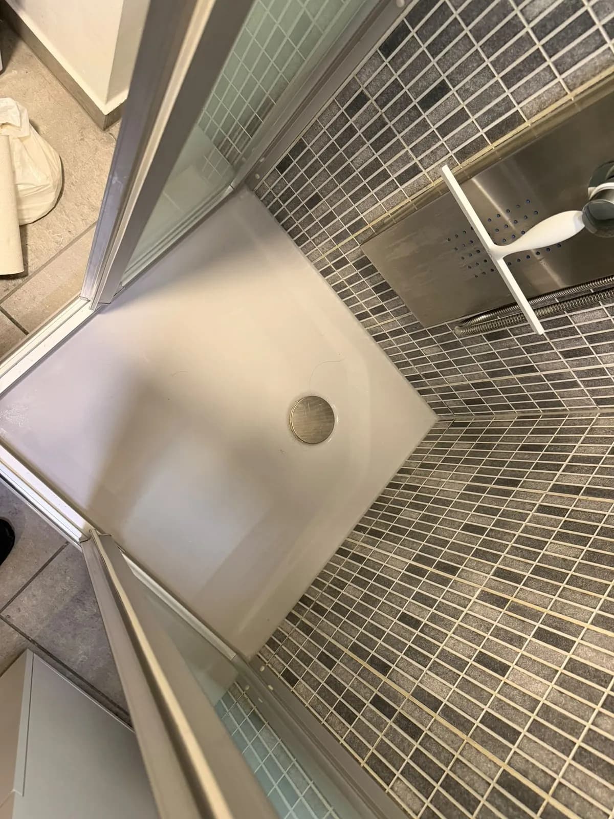 Silikonfugen erneuert in einer Dusche mit Mosaikfliesen