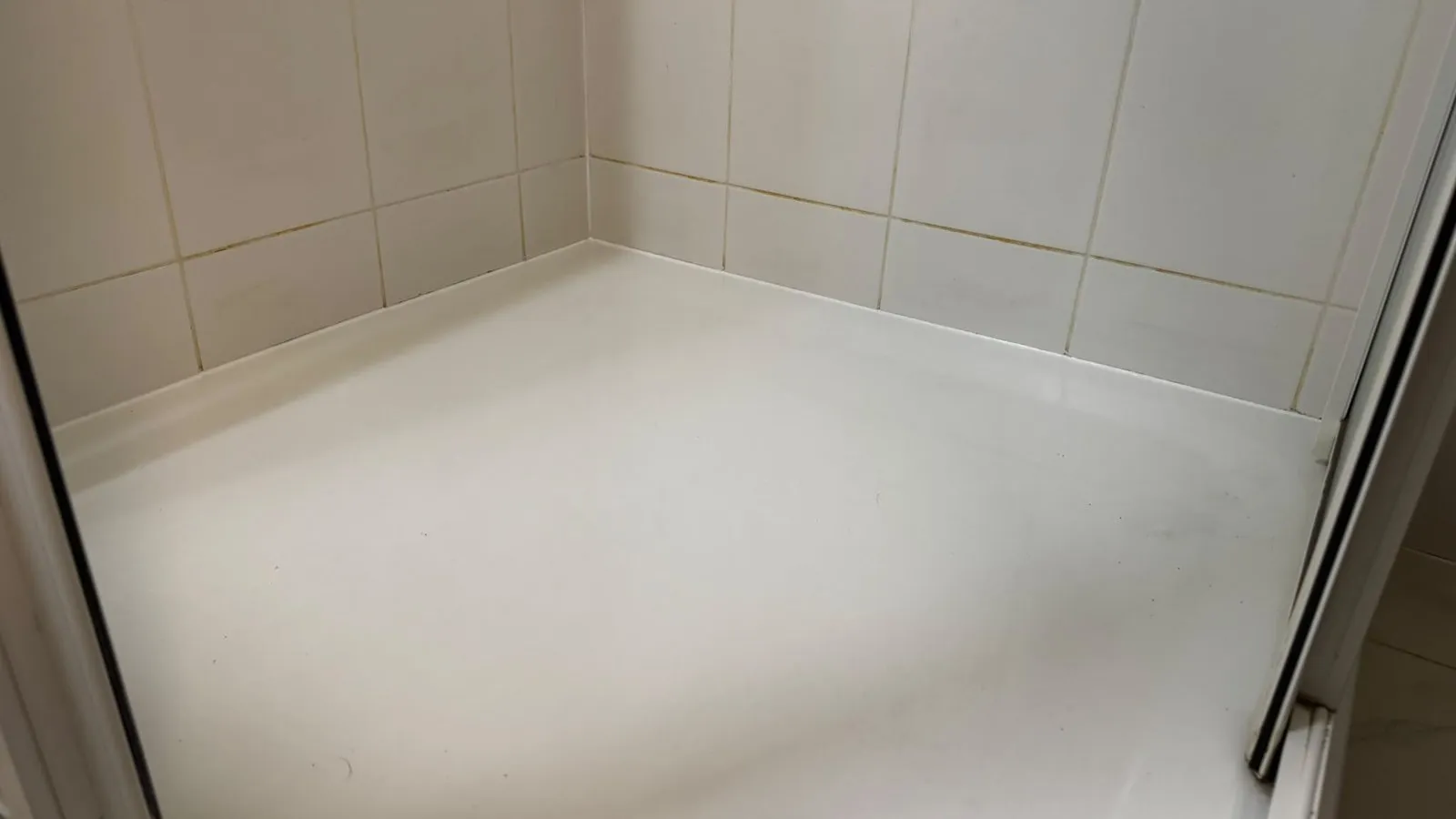Silikonfugen komplett erneuert in einer weißen Dusche, Nachher