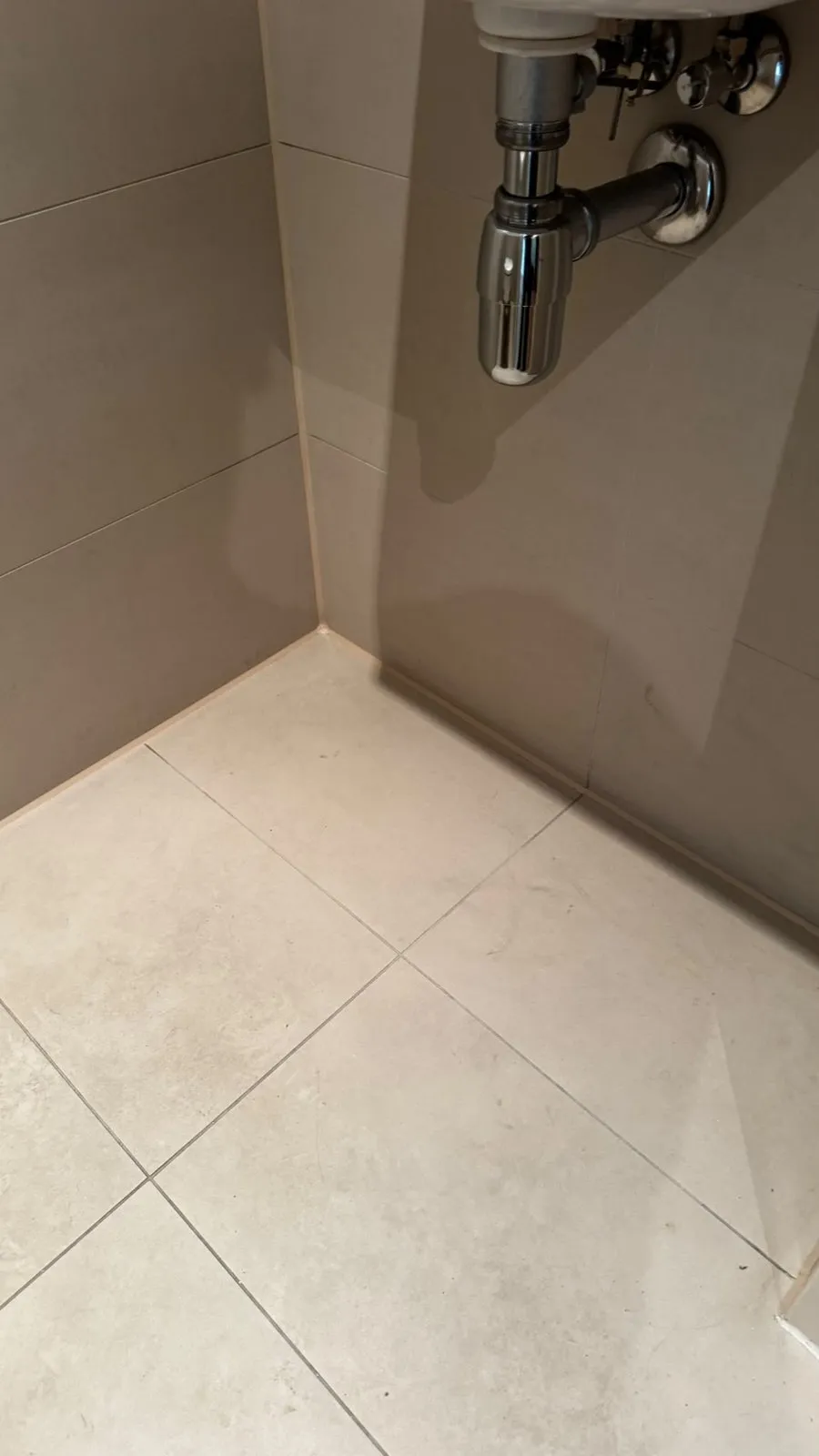 Erneuerte Silikonfugen am Waschbecken zu Wand und Boden
